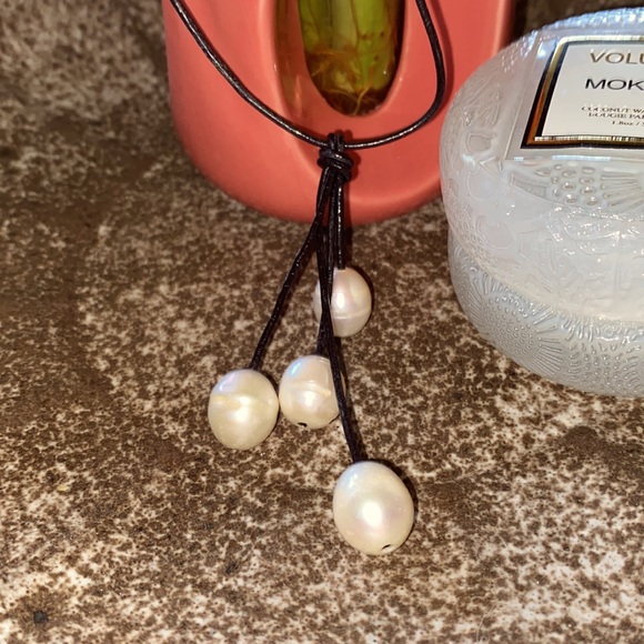 Faux pearls on knotted leather necklace with looped pearl clasp - Picture 2 of 4